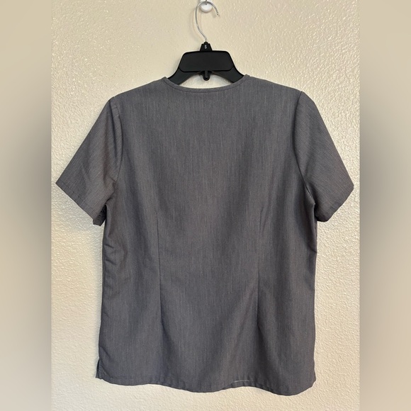 FIGS Catarina One-Pocket Scrub Top in Graphite - Picture 3 of 7